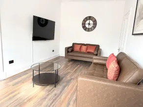 Spacious 2 Bedroom Flat - Image 2