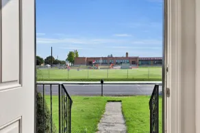 Charming spacious home in Millwood - Image 4