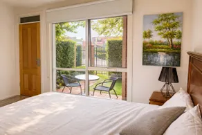 Private Studio Free Parking – Walk to Shops & Café - Image 2