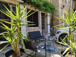 Pleasant house at the foot of the castle - Image 3