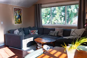 Sleeps 6, Family Home in Central Kelowna - Image 2