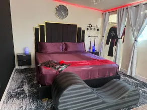 Private Adult-only King Bed with HOT TUB - Image 2