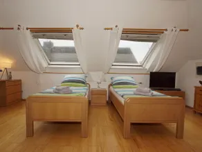 Charming Flat Steps Away from the Lake upper unit - Image 5