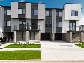 Modern 3BR House, King, 2 Queens, Parking - Image 2