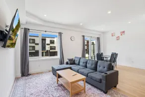 Modern 3BR House, King, 2 Queens, Parking - Image 3