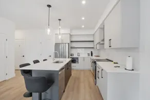 Modern 3BR House, King, 2 Queens, Parking - Image 5