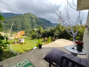 A house with a mountain view, a garden and a children's playroom. - Image 5