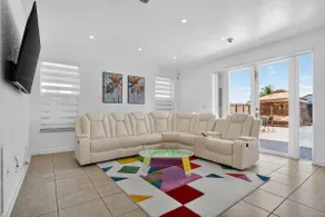 Paradise in West Miami · Spacious Retreat - Image 3