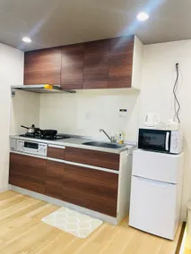 Large private space with Wi-Fi. 4 min walk to the station. 17 min direct to Namba. Easy to get to the airport. Supermarket is right at the doorstep. - Image 5