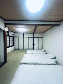 Large private space with Wi-Fi. 4 min walk to the station. 17 min direct to Namba. Easy to get to the airport. Supermarket is right at the doorstep. - Image 3