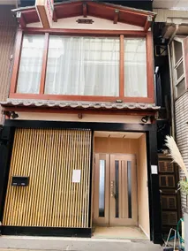 Large private space with Wi-Fi. 4 min walk to the station. 17 min direct to Namba. Easy to get to the airport. Supermarket is right at the doorstep. - Image 2