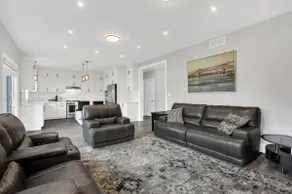 Stylish, 3BR Getaway/All Rooms Ensuite - Image 3