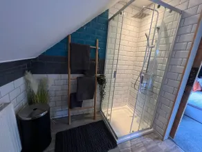Stylish Garage Conversion - Quiet & Modern Comfort - Image 4