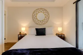 1BR + Den | 2 Bath | Sleep 6 | Gym | Netflix - Image 2