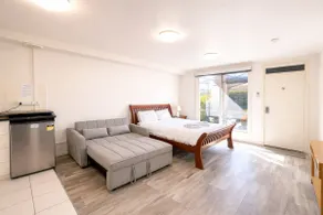Budget Family Studio - Free Parking & Walk to Shop - Image 3