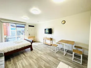 Budget Family Studio - Free Parking & Walk to Shop - Image 5