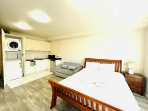 Budget Family Studio - Free Parking & Walk to Shop - Image 4