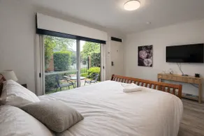 Budget Family Studio - Free Parking & Walk to Shop - Image 2