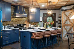 The Cedar Street Silo Sleeps 4 Fireplace & Hot Tub - Image 4