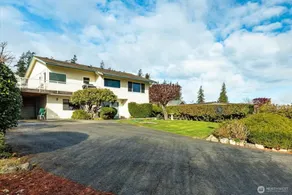 Cozy Garden 4BR1BA Lower Unit Ocean Mountain Views with doggies EV Charging - Image 3