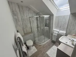 Comfy duplex with a modern feel, great location! - Image 3
