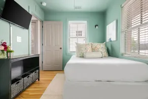 Downtown 3bd Home, Steps to King St! - Image 2
