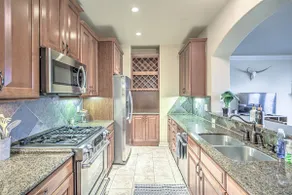 3 BDRM Condo I Lake Views/Marina I Mins To DT - Image 4