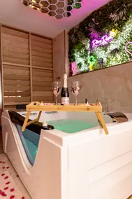 Unique Loveroom & Jacuzzi Experience Dreaming in pink - Image 3