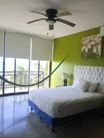 Oceanfront apartment with pool - Image 3