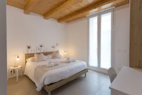 4-bedroom home with large terrace - Image 2