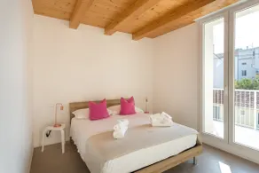 4-bedroom home with large terrace - Image 5