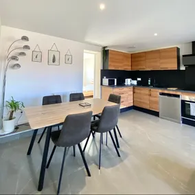Modern apartment with terrace overlooking Puy de Dôme - Image 3