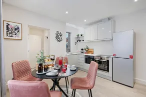 Modern family home, 2BR, Sofa bed, 3BA, sleeps 6 - Image 4