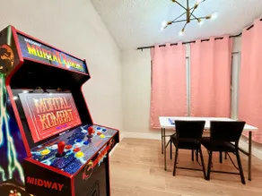 Spacious 4-BR Home near Galleria | Self Check in - Image 3