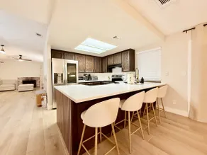 Spacious 4-BR Home near Galleria | Self Check in - Image 4