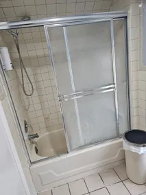 Furnished private room with en-suite bathroom - Image 4
