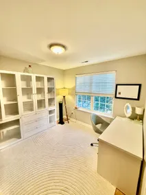 Centrally Located Townhouse - Free Parking - Image 5
