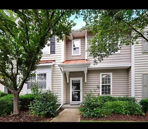 Centrally Located Townhouse - Free Parking - Image 2