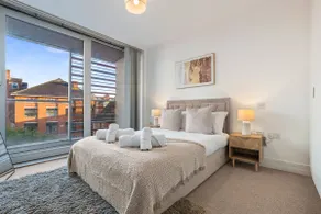 Stylish 1 Bed City Centre Apt Sleeps 5 - Image 2