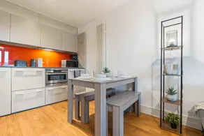Stylish 1 Bed City Centre Apt Sleeps 5 - Image 3
