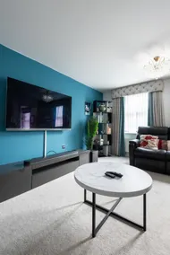 5 Bed-House Sleeps 10 Free Parking Wi-Fi Netflix - Image 3