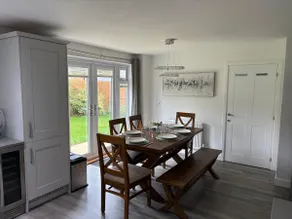 5 Bed-House Sleeps 10 Free Parking Wi-Fi Netflix - Image 2