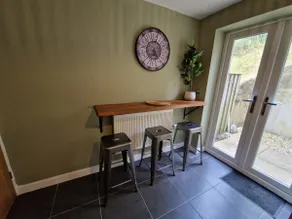 Chic 2 Bedroom Close to Town with Free Parking - Image 2