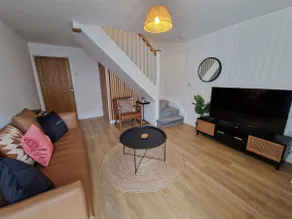 Chic 2 Bedroom Close to Town with Free Parking - Image 4