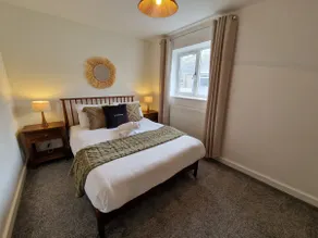 Chic 2 Bedroom Close to Town with Free Parking - Image 3