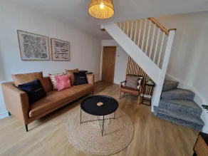 Chic 2 Bedroom Close to Town with Free Parking - Image 5