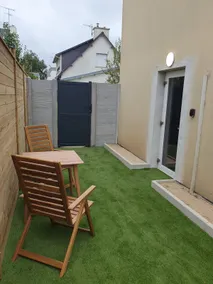(P) Independent accommodation terrace & garden on the ground floor - Image 5