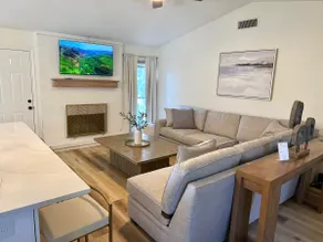 Bright & Cozy 3/2 Open Concept Getaway - Image 2
