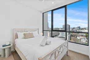 The Cityscape Pad with 2BR, 3-bed & Free Parking - Image 4