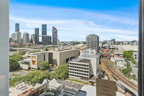 The Cityscape Pad with 2BR, 3-bed & Free Parking - Image 2